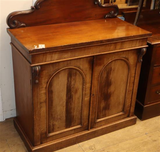 A small Victorian mahogany chiffonier W.91cm